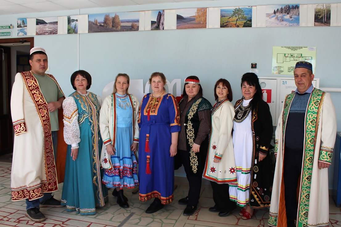 Фото преподавателей в национальных костюмах