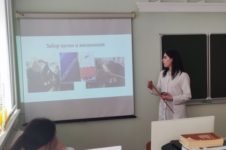 Студент выступает с докладом
