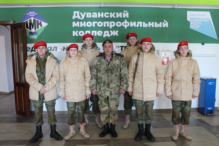 Юнармейцы с руководителем