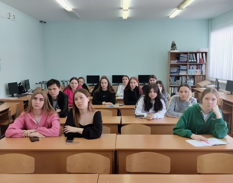 Студенты смотрят онлайн-урок