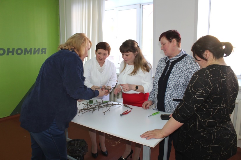 гости пробуют сделать прививку культуры