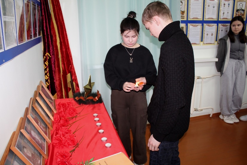 Студенты зажигают свечи